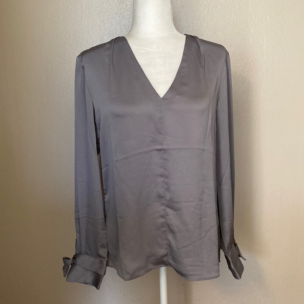 ❌SOLD❌ ✨NWT Banana Republic Gray Long Sleeve Blouse. Size Small.